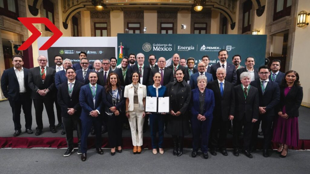 Empresarios gasolineros firman acuerdo con Sheinbaum para poner un tope de 24 pesos por litro por seis meses